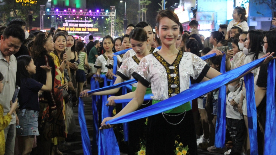 Third pedestrian street zone opens in Hue